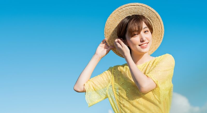 浜辺に立つ女性