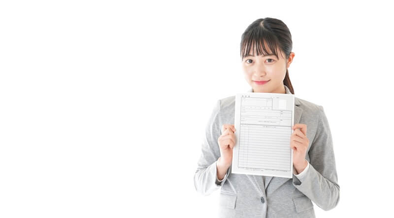 履歴書を持つ