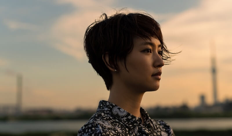 ショートヘアの女性