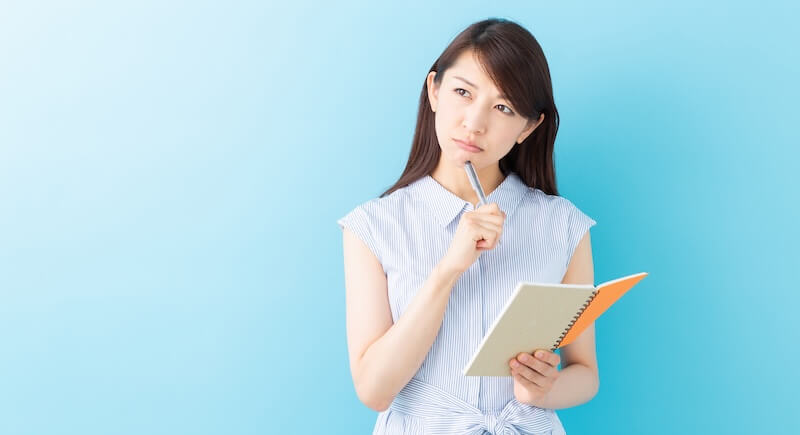メモをする女性