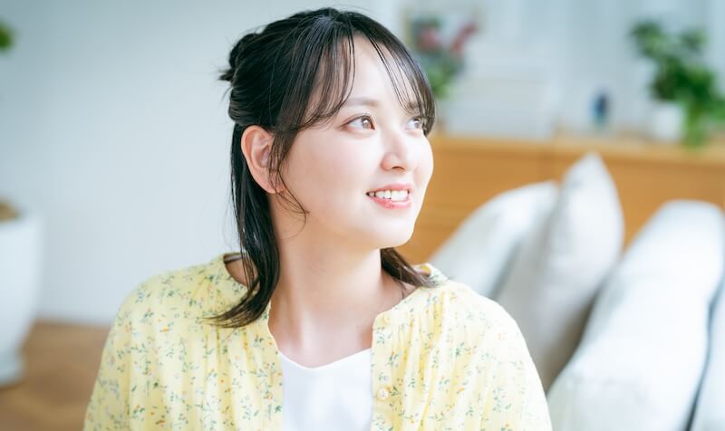 リビングでくつろぐ若い女性