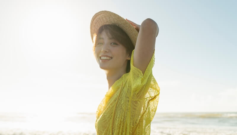 海辺を歩く女性