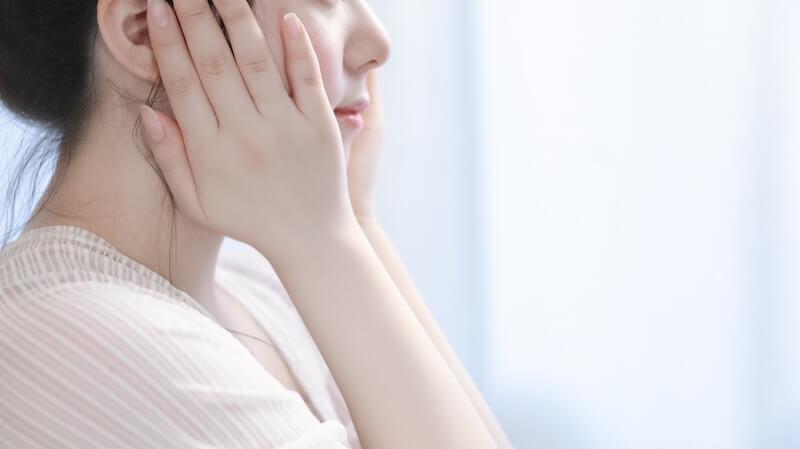 化粧水でスキンケアする女性
