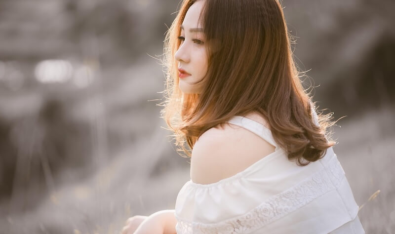 考える女性