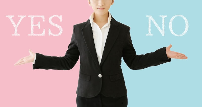 YESとNOを持つ女性