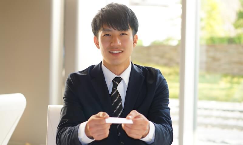 名刺を渡すビジネスマン