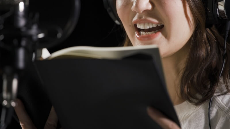 アフレコをする若い女性