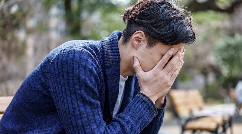 落ち込む男性