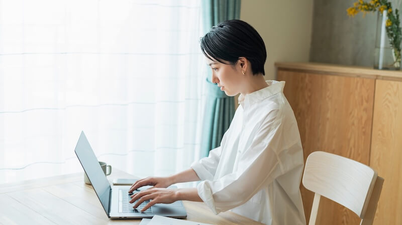 リモートワーク中の女性