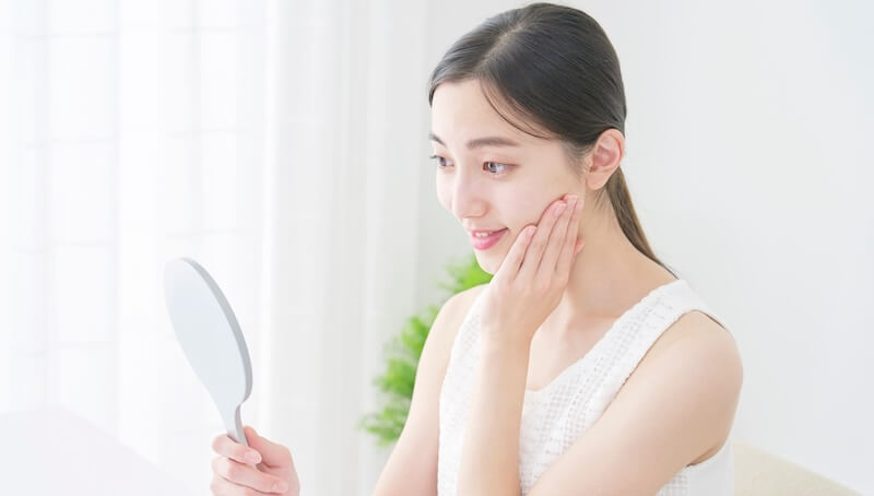 鏡を見る女性