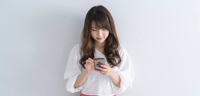 スマートフォンを使う女性