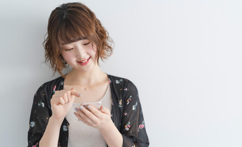 スマートフォンを使う女性