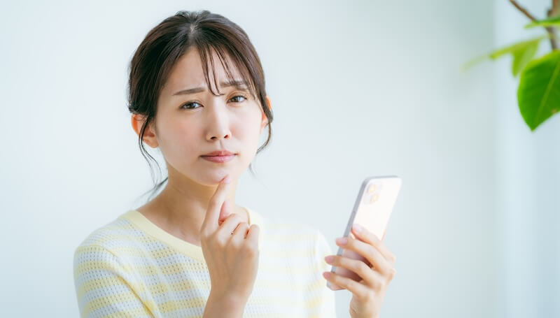 スマホを操作する女性