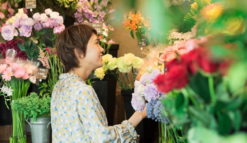 花を買う若い女性