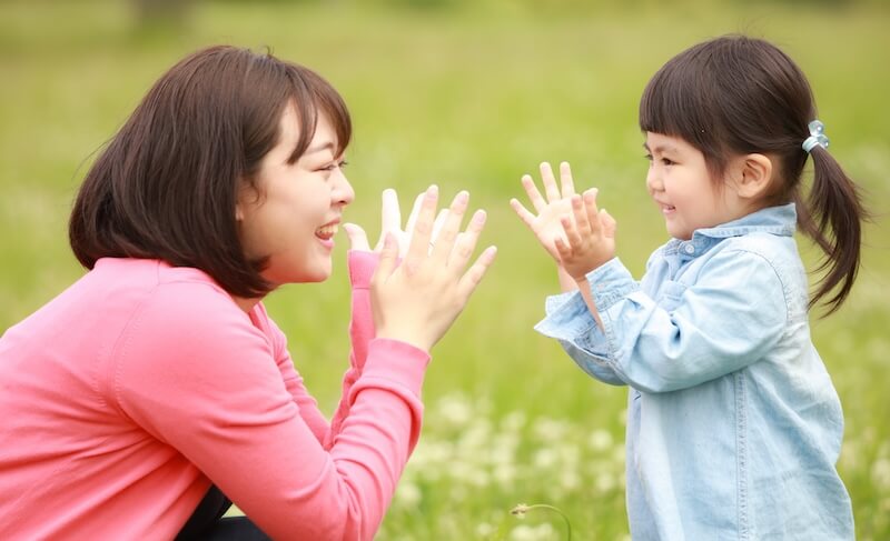 手遊びする親子