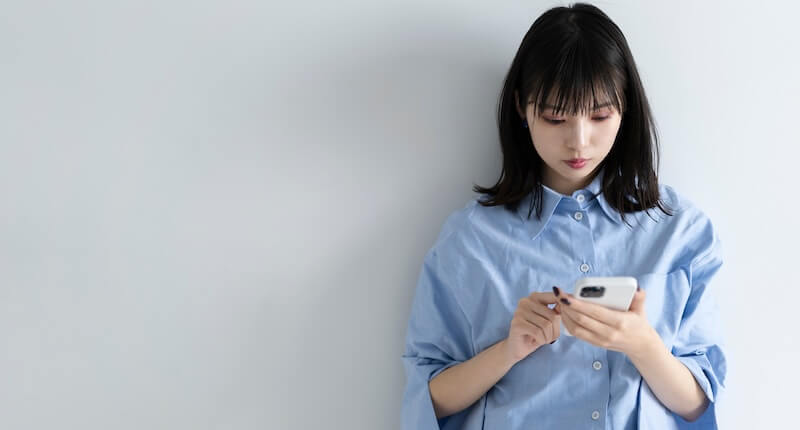 メッセージを送る女性