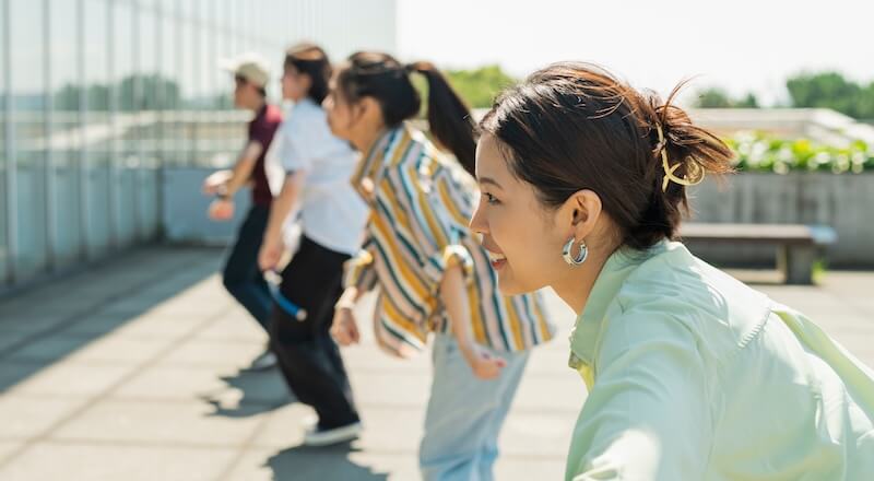 仲間とダンスをする女性