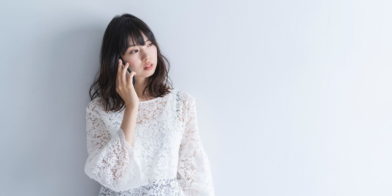 電話をする女性