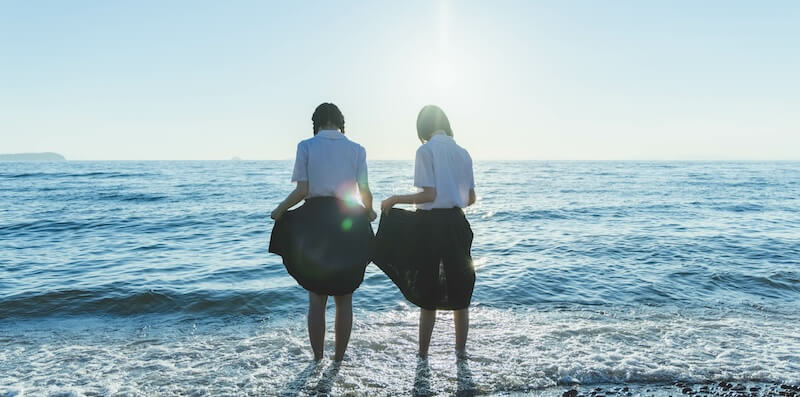 海にいる女子高生