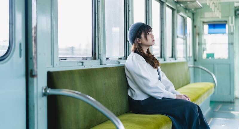 電車に乗っている女性