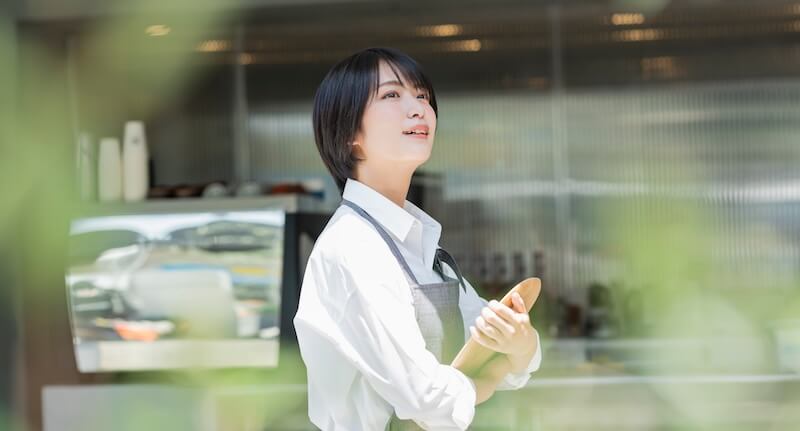 カフェ 女性スタッフ