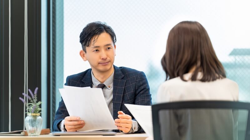 打ち合わせをする男女