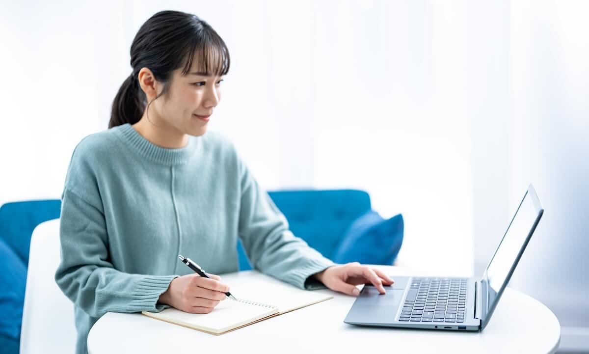 勉強をする若い日本人女性