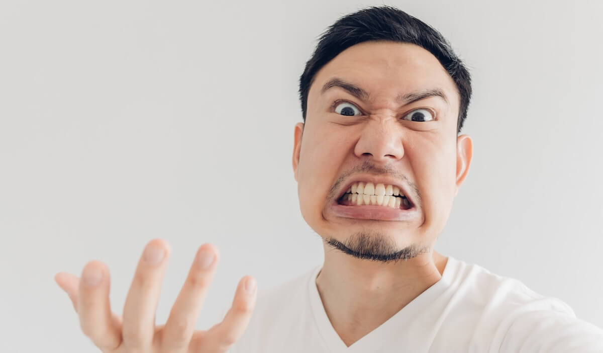 怒っている男