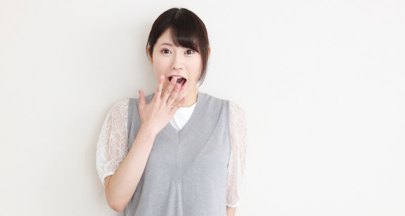 驚く女性