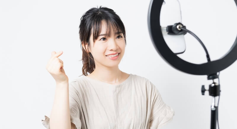 ライブ配信する若い女性