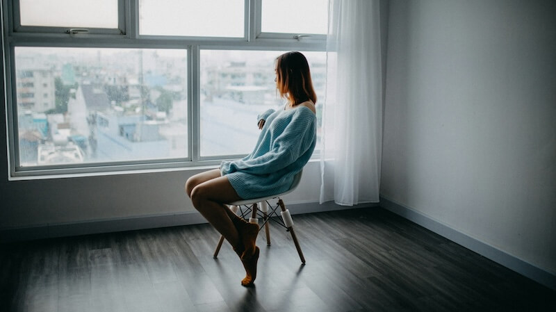 考え込む女性
