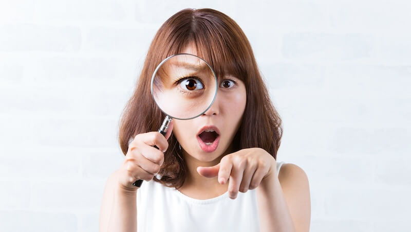 見つける女性