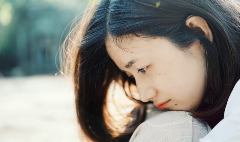 悩む女性