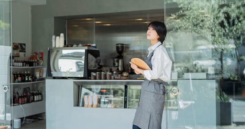 カフェ 女性スタッフ