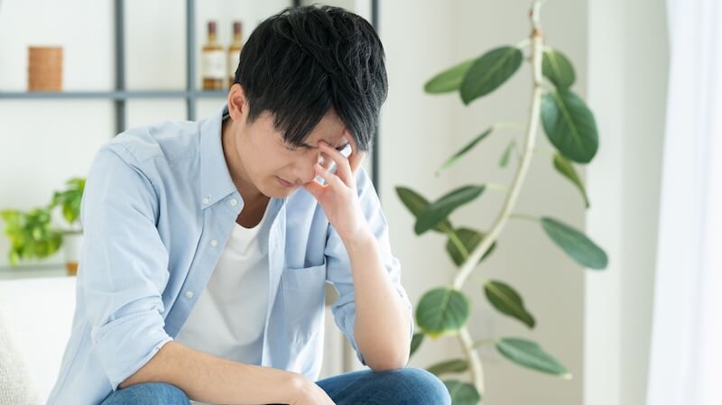 悩む若い男性