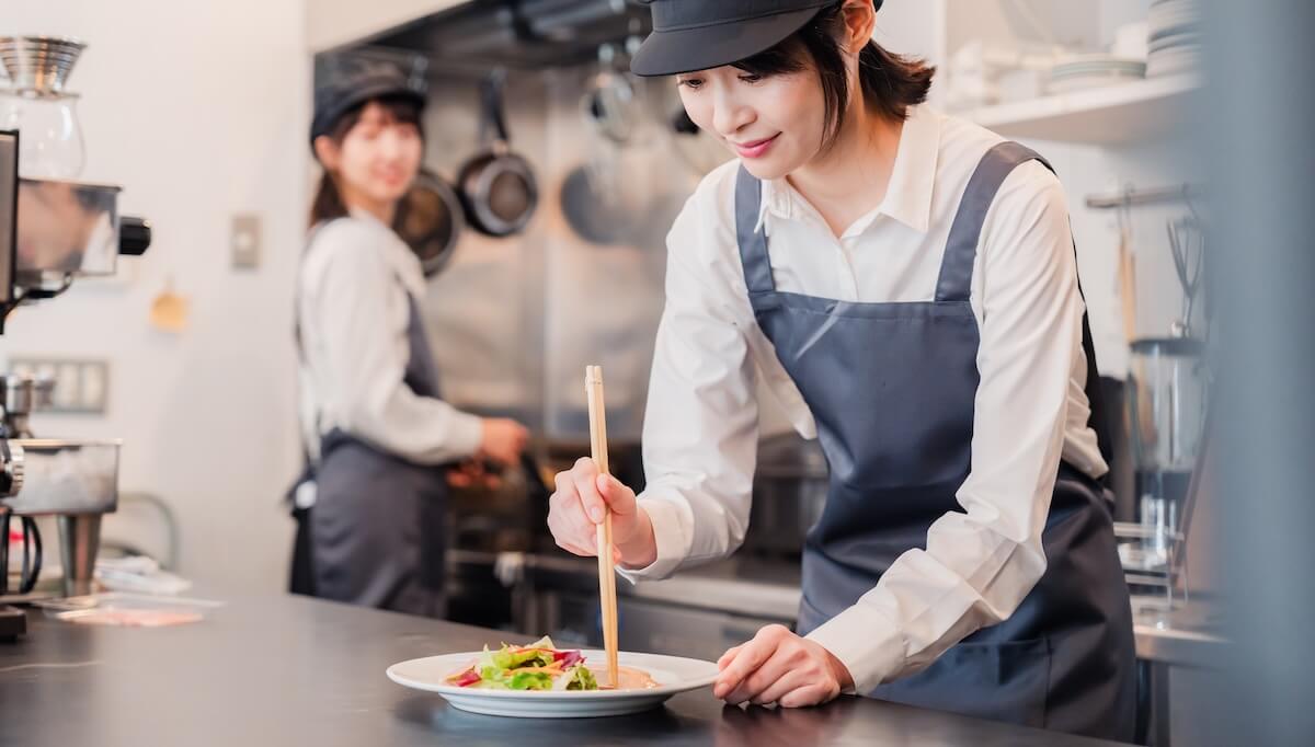 キッチンで働く2人の女性