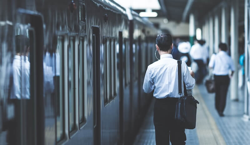 駅とビジネスマン