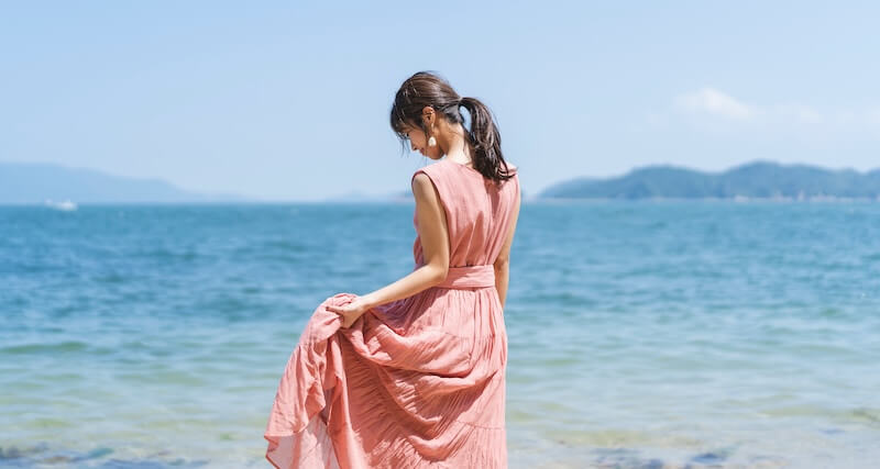 海でリラックスする女性