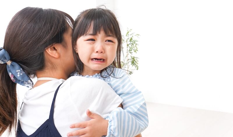 泣く子どもとお母さん