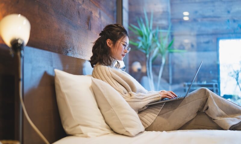 PCを使う女性