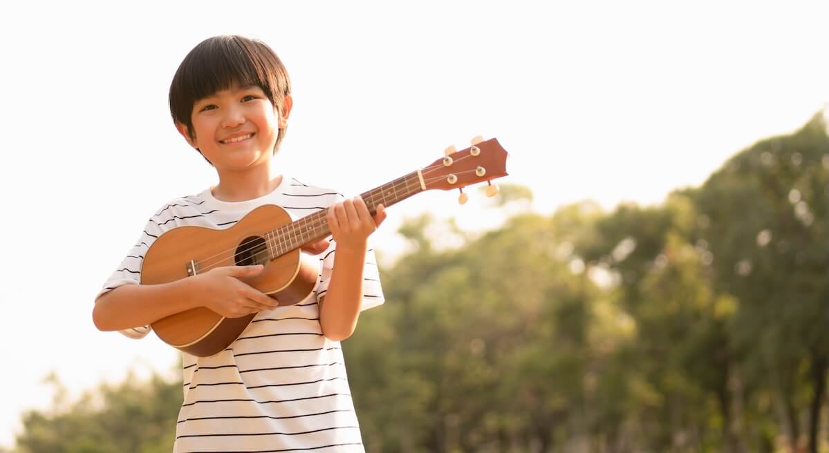 ギターを持つ少年