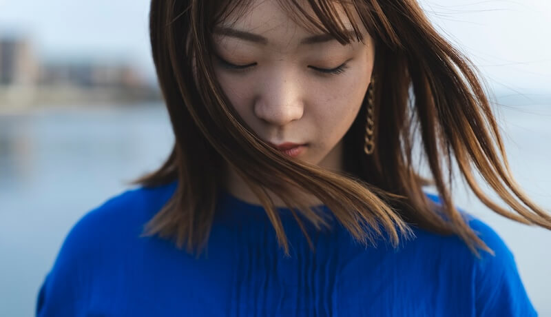 海にいる女性