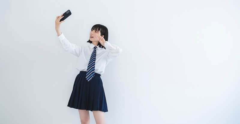 自撮りをする女子高生