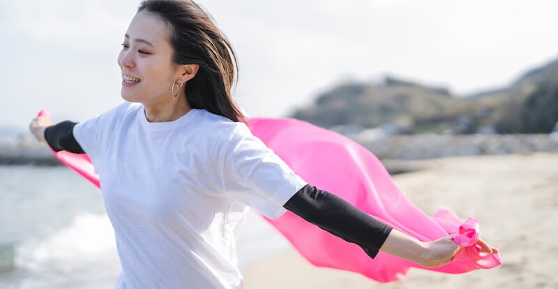 布を持った女性