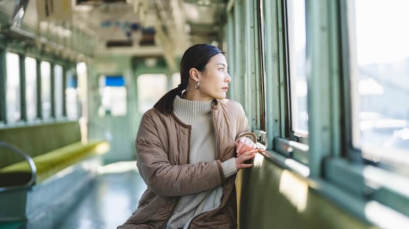 電車に乗る女性
