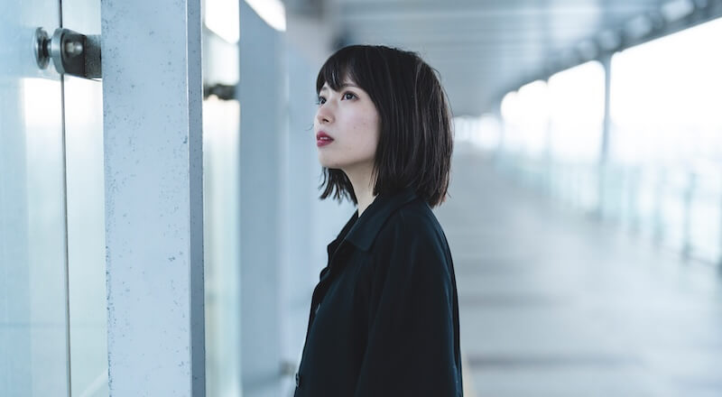 歩く女性