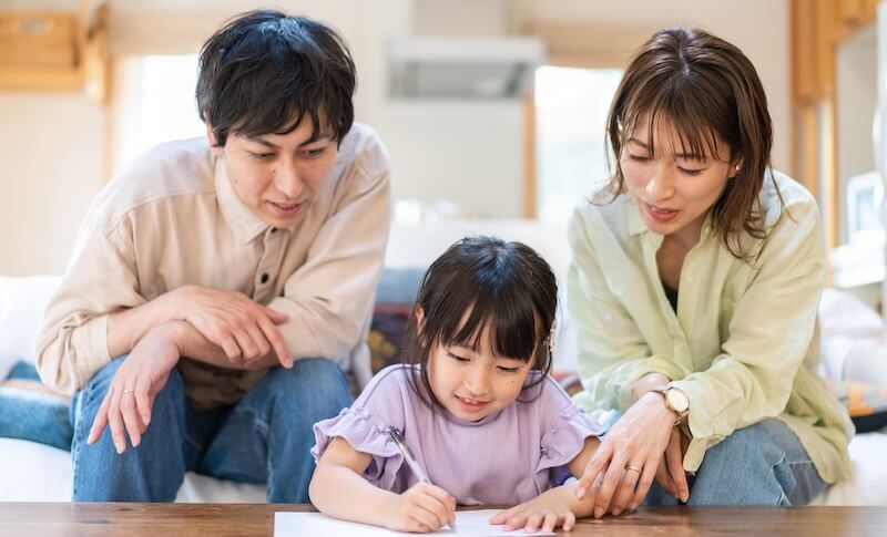 女の子と両親