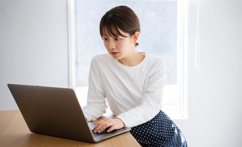 パソコンをする女性