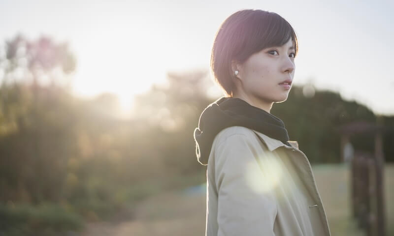 夕暮れの女性