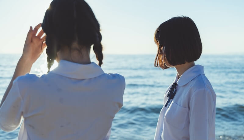 海にいる女子高生